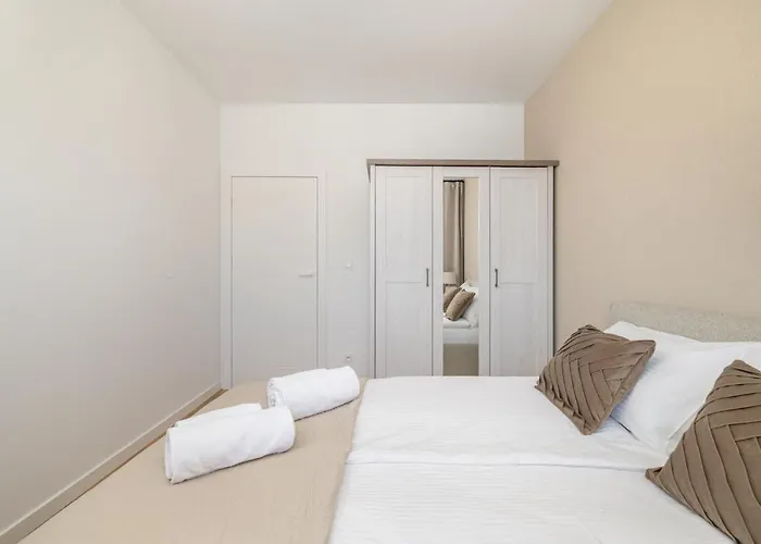 Apartment Expo With Parking By Ecru Wwa57 *